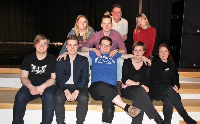 Leikhópurinn og höfundarnir á æfingu í Gryfjunni.