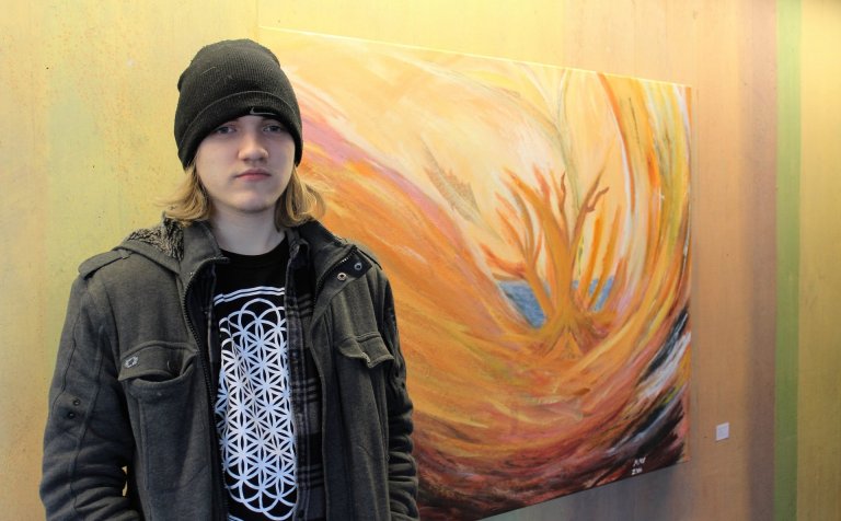 Magnús Mar Väljaots við akrílverkið sitt, Fönix.