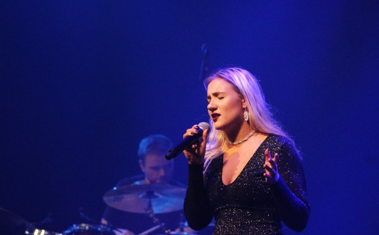 Kristín Tómasdóttir á sviðinu í Hofi.