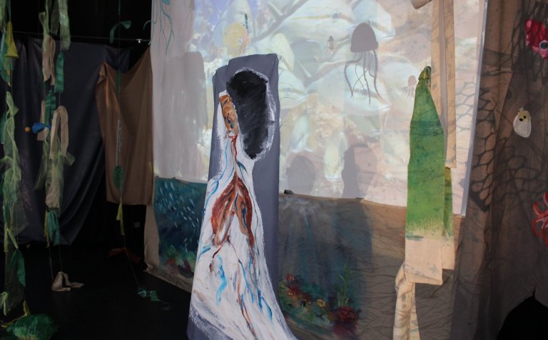 Hluti af vatnaveröldinni á sviðinu í Gryfjunni.