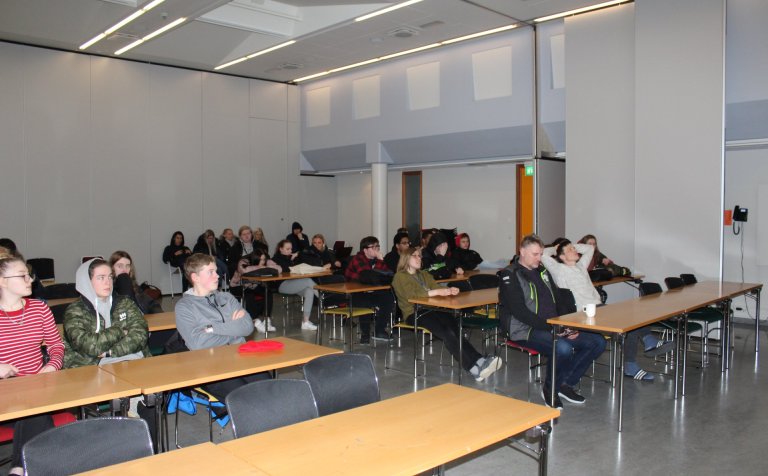 Nemendur og kennarar á fyrirlestri Jóhönnu.