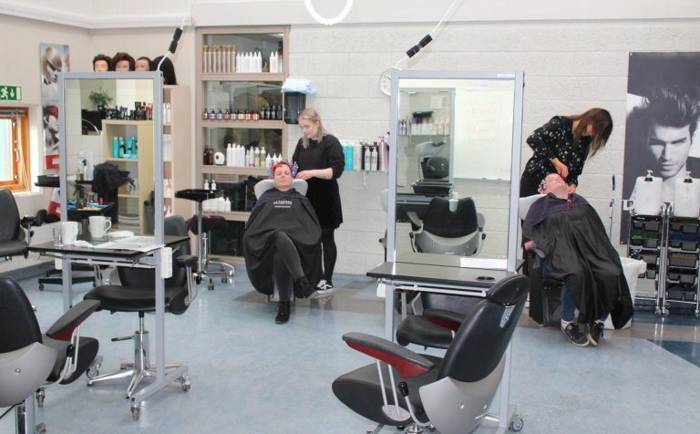 Nemendur í permanent-verkefni í VMA í dag.