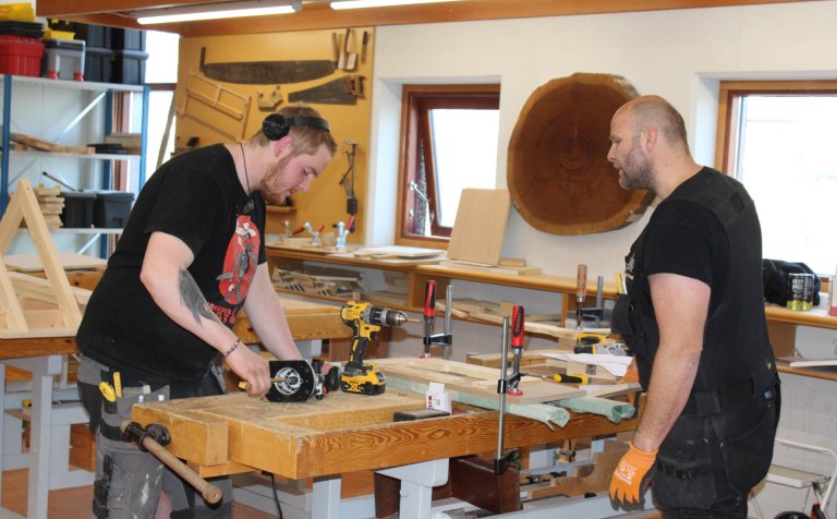 Ketill Sigurðarson kennari gefur nemanda góð ráð.