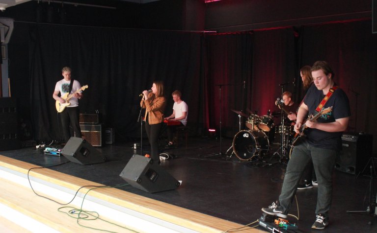 Særún Elma og Sjö, níu, þrettán í Gryfjunni.