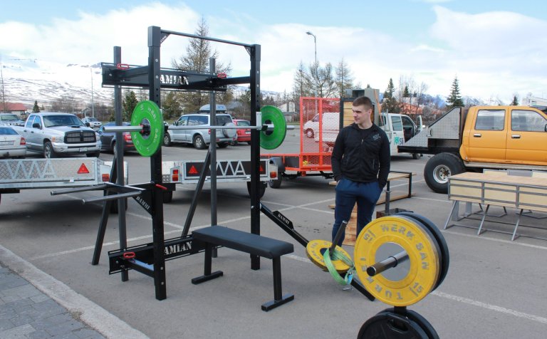 Einn nemendanna kynnir smíðaverkefni sitt.