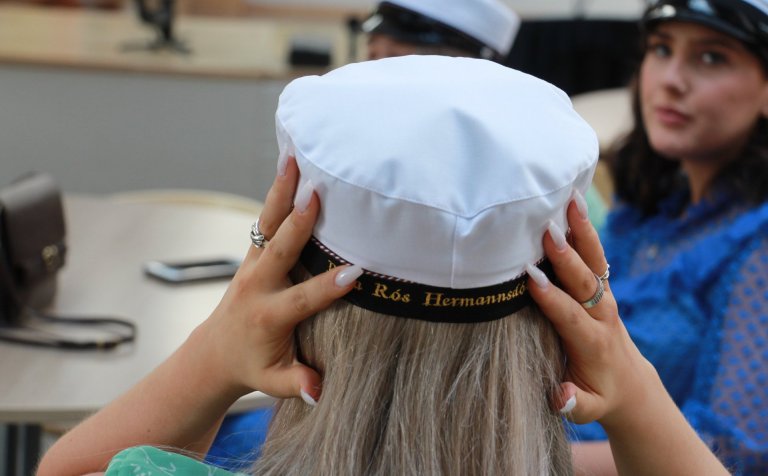 Nemendur tóku við skírteinum í Gryfjunni í dag.