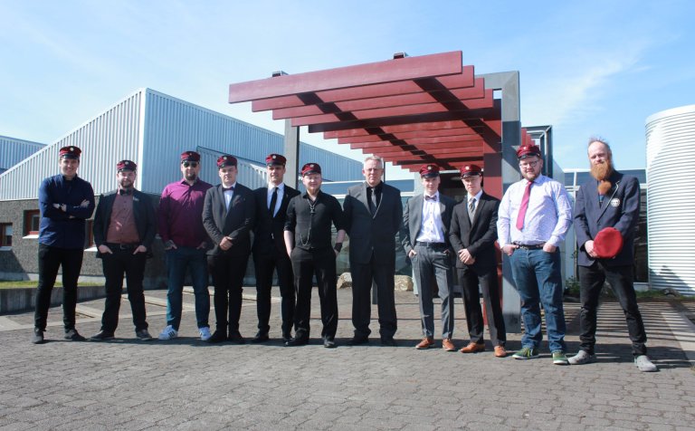 Baldvin Ringsted með nokkrum brautskráningarnemum.