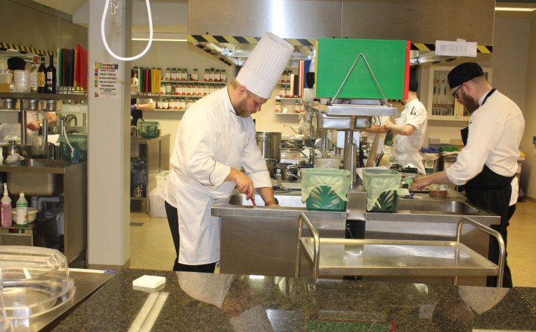 Matreiðslunemar í sveinsprófinu í dag.