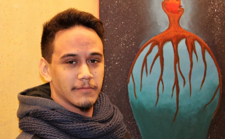 Magnús Amadeus Guðmundsson við verk sitt