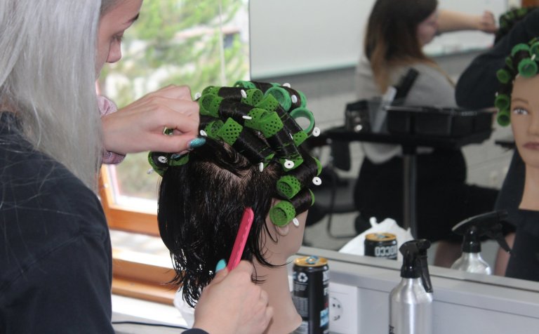 Nemendur á öðru ári í kennslustund í hárgreiðslu.