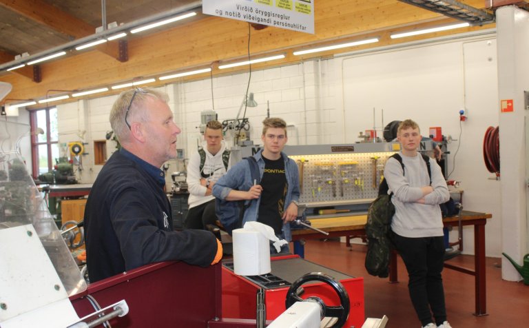 Hörður brautarstjóri ræðir við grunndeildarnema.