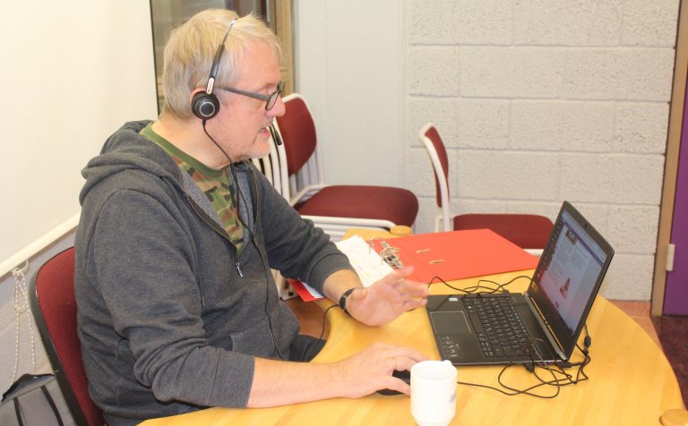 Árni Hrólfur Helgason fjarkennir nemendum í dönsku