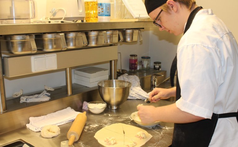 Einbeittur í bakstri skinkuhorna.