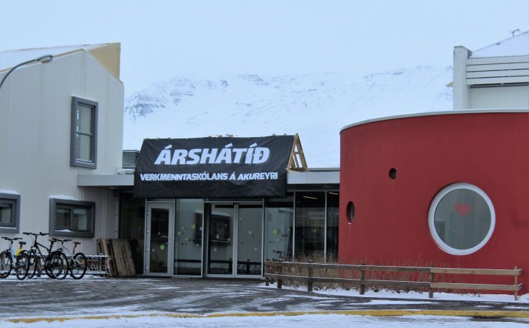 Árshátíðin verður í íþróttahúsi Síðuskóla í kvöld.