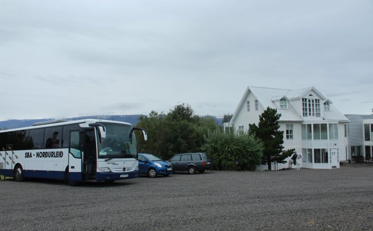 Nemendur og starfsmenn fóru í rútu á Safnasafnið.