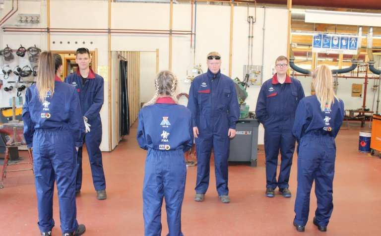 Nemendur í grunndeild í nýja vinnufatnaðinum.