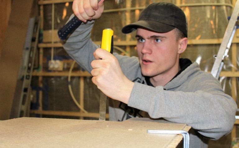 Nú er verið að klæða bústaðinn að utan og innan.