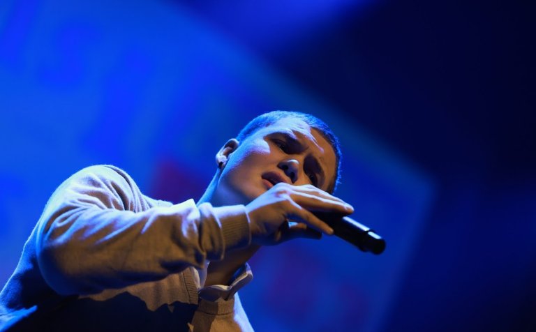 Aron Freyr Ívarsson syngur fyrir hönd VMA í Söngkeppni framhaldsskólanna í beinni útsendingu í Ríkis…