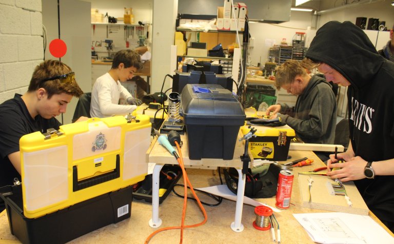 Nemendur í grunndeild rafiðna í VMA.