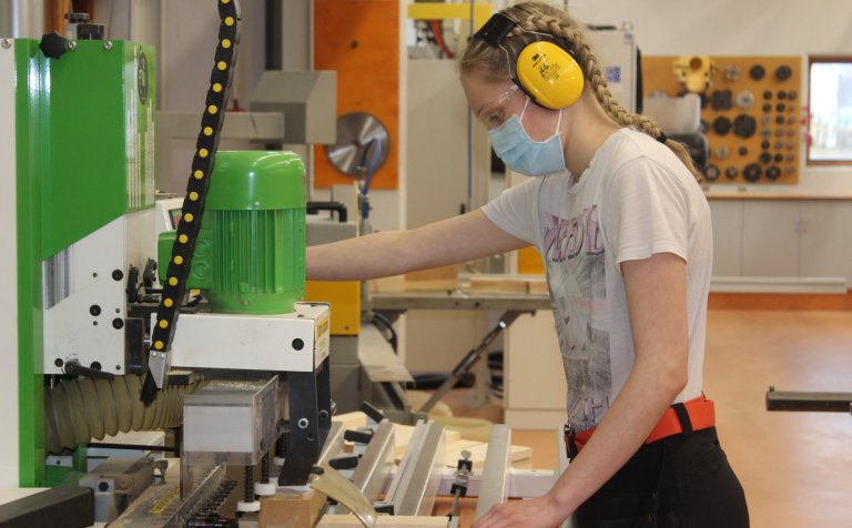 Grunndeildarnemandi í verklegri kennslustund.