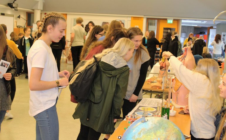 Grunnskólanemendur afla upplýsinga í VMA í gær.