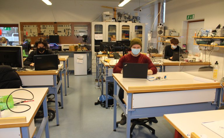 Nemendur í rafeindavirkjun eru dreifðir um stofuna