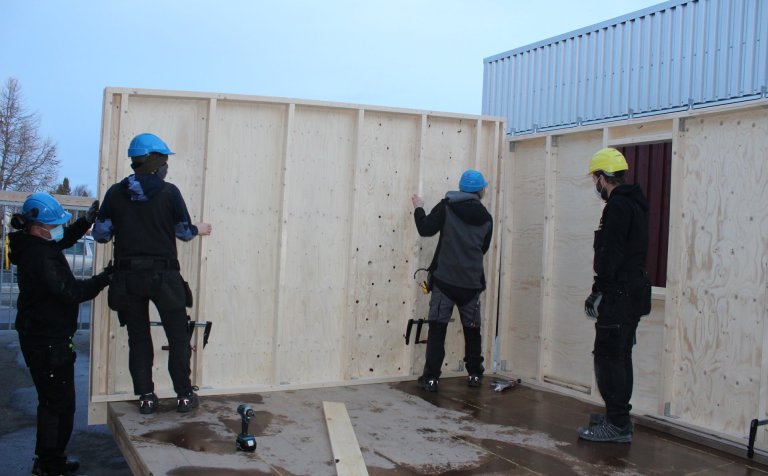 Í gær voru veggir smáhýsisins reistir við VMA.