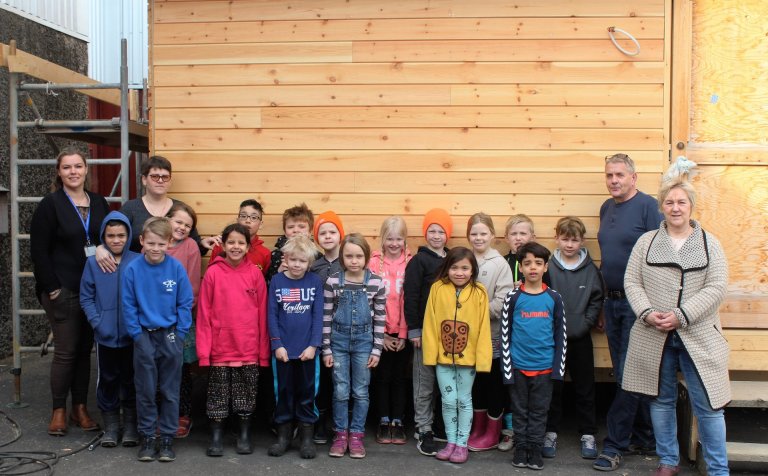 Þriðjubekkingar við sumarhús byggingadeildar.