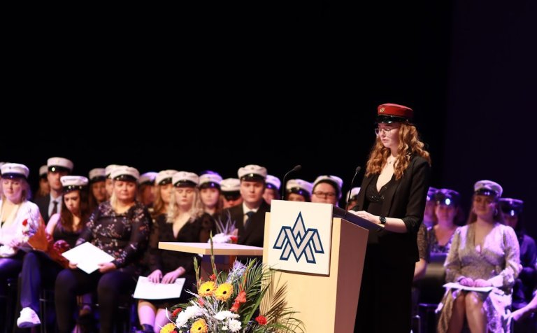 Anna Kristjana Helgadóttir flytur ávarpið í Hofi.