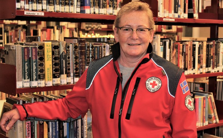 Karen á bókasafni VMA í rauðakrosspeysunni sinni.