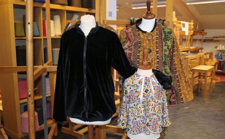 Glæsilegar flíkur nemenda á listnámsbraut.