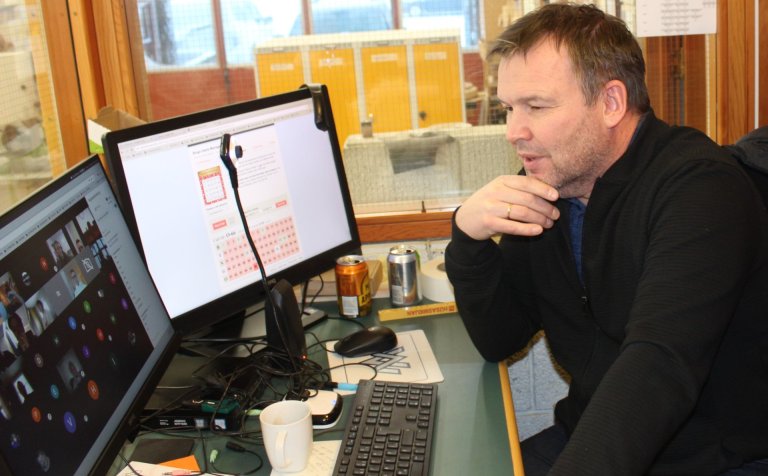 Jóhann Þorsteinsson stjórnaði hinu rafræna bingói.