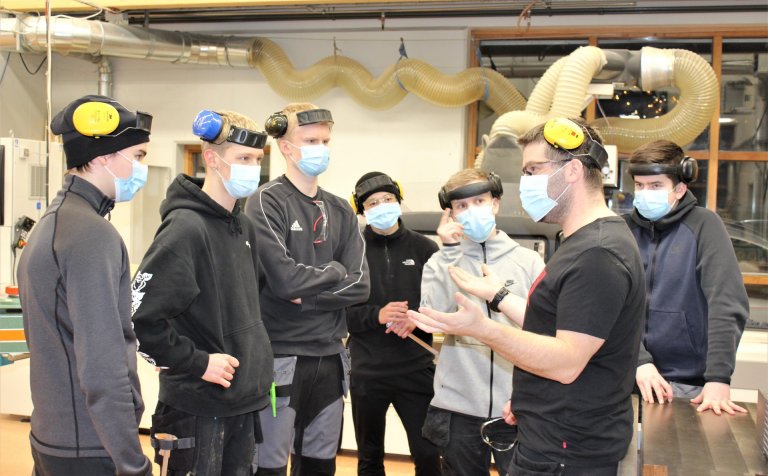 Bragi Óskarsson gefur nemendum góð ráð.