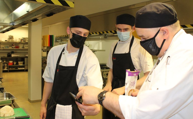 Ari Hallgrímsson fer yfir málin með nemendum sínum