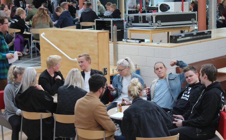 Nemendur í löngufrímínútum í Gryfjunni í gær.