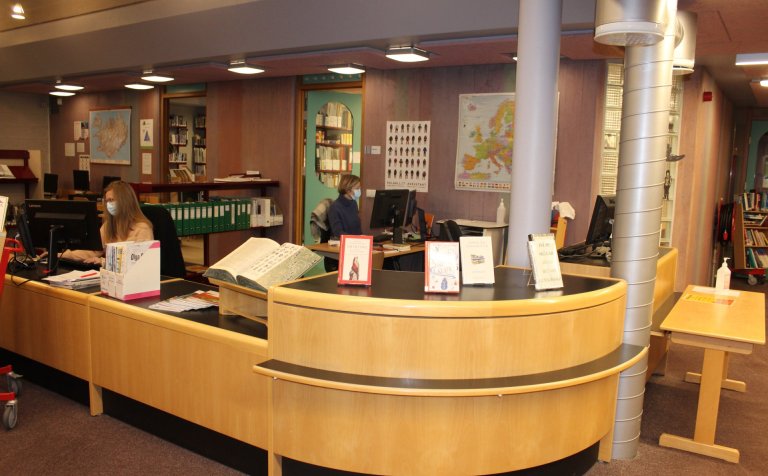 Hanna Þórey og Hildur að störfum á bókasafninu.