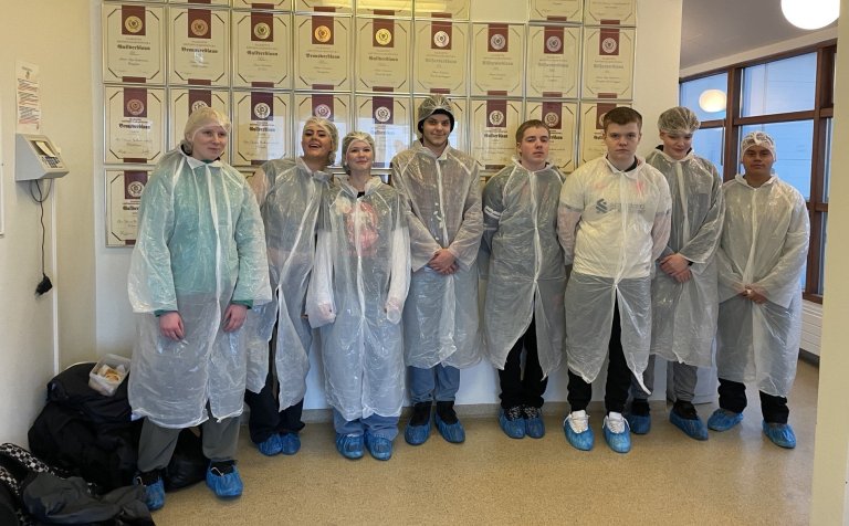 Grunndeildarnemar að sjálfsögðu klæddir að hætti hússins í Kjarnafæði-Norðlenska. Mynd: Heba Finnsdó…