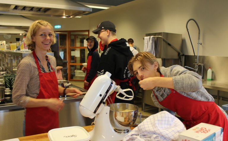 Glaðbeitt á svip í eldhúsinu.