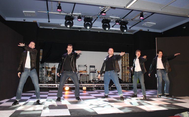 Leðurklæddir leikarar á sviðinu í Gryfjunni.