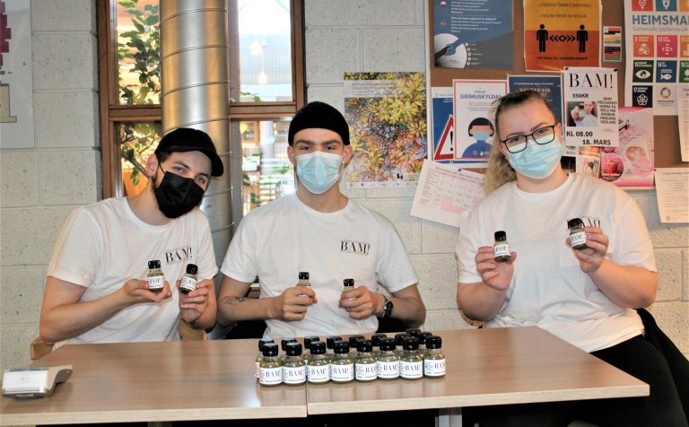 Frumkvöðlar í VMA kynna og selja BAM! heilsuskot.