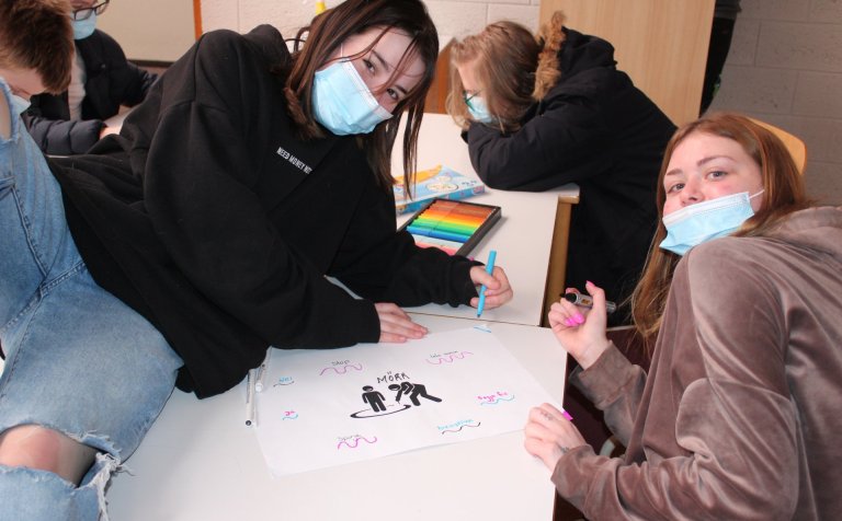 Á fullu að vinna verkefni í Sjúkri ást.