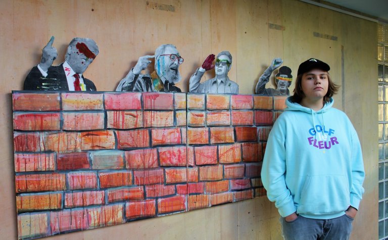 Axel Frans Gústavsson við myndverk sitt.