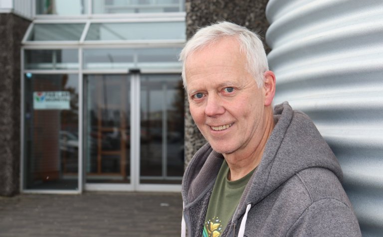 Kennarinn og tónlistarmaðurinn Ari Baldursson við norðurinngang VMA.