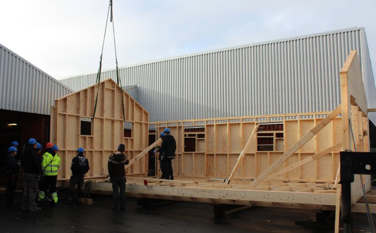 Sumarbústaðurinn reistur sl. miðvikudag.