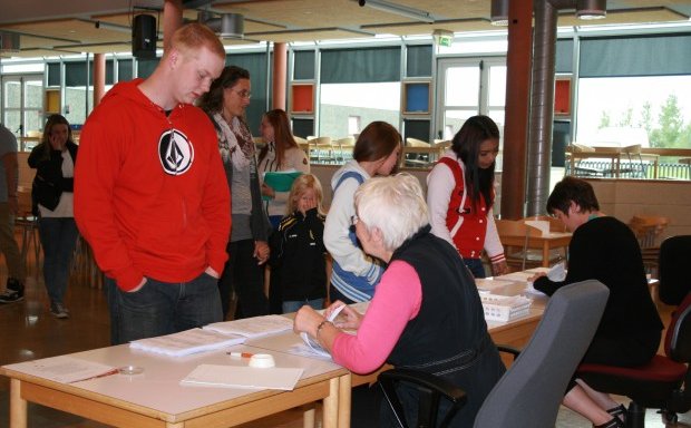 Nemendur sækja stundaskrár sínar í skólann í dag.