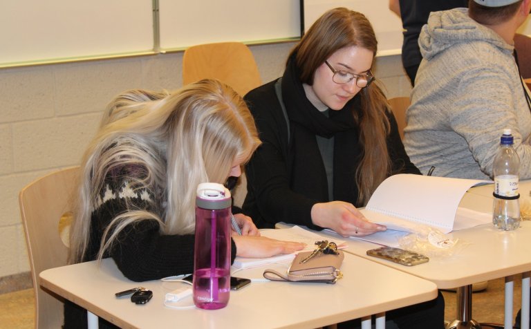 Komnar með handritið í hendur.