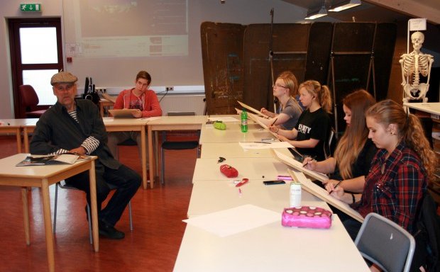 Hallgrímur Ingólfsson situr fyrir.