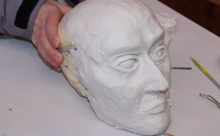 Eitt af leirandlitum nemenda í módelteikningu.