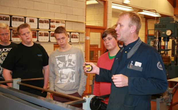 Hörður Óskarsson leiðbeinir nýnemum.