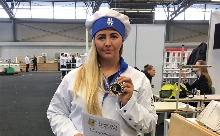 Helga Hermannsdóttir með viðurkenningu sína.